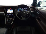 革巻きステアリングで快適な操作性の運転席です。