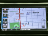 道路や周辺施設が画面上に表示され、現在地の位置関係を把握しやすい地図画面です。縮尺表示もあり、目的地までの道順を確認したり、近隣の場所を探したりする日常の移動に役立ちます。