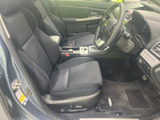 運転席と助手席が並ぶ前席は、座面や背もたれにゆとりを感じる形状です。視界を遮りにくい開放的な室内で、乗り降りの際にも足元やシートまわりを確認しやすい配置となっています。