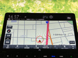 現在地を示すマークや周辺の道路が画面上で確認でき、目的地までの道順を把握する際に役立ちます。地図情報が見やすく表示され、日常のお出かけをサポートします。