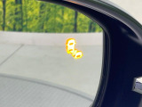 【ブラインドスポットインフォメーション】走行中、ドアミラーの死角になりやすい箇所に後続車が接近するとサイドミラー付近に警告を表示、ドライバーに注意喚起をしてくれます。