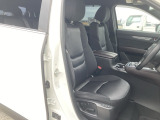 運転席にはパワーシートを装備!シート位置を記憶するメモリー機能付きなのでご夫婦で2名分セットすると便利です♪