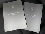 メンテナンスノート、取扱説明書です。 その車の整備記録が事細やかに記録されています。 車が生まれてから今までどのような道を歩んできたのか判るとても重要な物ですよ。