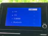 FM・AMラジオや交通情報、Bluetoothの項目が画面に表示され、利用したいメニューを見分けやすい構成です。日々の移動中に音楽や情報を楽しみたい方にも便利にお使いいただけます。
