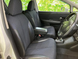 前席は視界が広く、周囲の状況を確認しやすい運転環境です。シートは身体を預けやすい形状で、落ち着いた色合いの表皮が室内にまとまりを添え、普段使いにもなじみます。