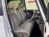 乗降がしやすい運転席。高さが調節できて小柄な方でも運転しやすいポジションをとることができます。