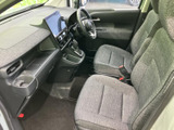 座席は視界を確保しやすい高さで、前方や周囲を見渡しやすい運転席まわりです。シートは落ち着いた色合いで、足元も広く、毎日の運転を心地よく支えます。