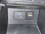 充電用USB端子付き。スマートフォンなどの充電に便利です。