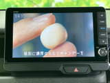 画面には映像が大きく表示され、同乗者も内容を確認しやすい見やすさです。停車中の休憩時間や移動中の車内でも、コンテンツを楽しむ際に活用いただけます。