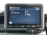 テレビやBluetooth Audio、FM・AMなどの選択肢が画面に並び、使いたい音源を確認しやすい構成です。停車中にも一覧から切り替えられ、日常の移動をサポートします。
