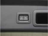 【パワーリアゲート】スイッチを操作することにより、リアゲートが自動で開閉します。自動開閉中のリアゲートを、半開以上の位置で止めることができます。
