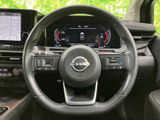 ステアリングに各種スイッチがまとまり、手元で機能を選びやすい配置です。運転姿勢を大きく変えずに必要な操作へアクセスでき、日々の運転をサポートする便利な装備です。