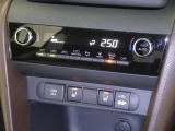 【オートエアコン】車内温度を感知して自動で温度調整をしてくれるのでいつでも快適な車内空間を創り上げます!どの席に座っても快適なドライブが楽しめます♪