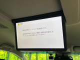 【リヤエンターテインメントシステム】後席にお座りの方も大満足の、人気メーカーオプションを装備。専用の音響システムと、大画面のモニターで移動中もDVD等をお楽しみいただけます。