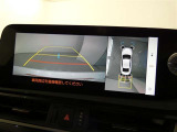 【全周囲モニター】車を上空から見下ろしたような映像をカーナビ画面に映し出し、車庫入れや縦列駐車をサポートしてくれます。