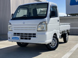 端正なフロントとすっきりした顔つきが、親しみやすい印象を与えます。白いボディと荷台が自然につながり、働く車らしい頼もしさも感じられる佇まいです。