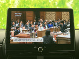 停車中にテレビ番組を視聴でき、待ち時間も車内で過ごしやすくなります。画面には放送中の番組が表示されており、気になる情報を確認したいときにも便利です。