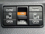 両側電動スライドドアのスイッチ付です。車内からもスイッチひとつで楽にドアの開閉が可能です。電動なので開閉時に力を使う必要がなく、半ドアになることもありません!
