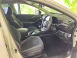 前席は視界が広く、運転席から周囲を確認しやすいレイアウトです。シートや足元もすっきりまとまり、毎日の移動を落ち着いて始められます。