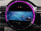 シフトレバー周辺に搭載されたiDrive(ナビのコントローラー)はドライバーの運転姿勢を崩さず、直感的に操作が可能で御座います