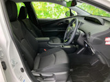 前席はゆったりとした座面とヘッドレストで、落ち着いて過ごせる空間。運転席から前方や左右を見渡しやすく、同乗者も足元にゆとりを感じながら乗車できます。