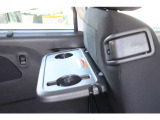 後席シート用のテーブルやドリンクホルダー。ワンタッチで格納できます。