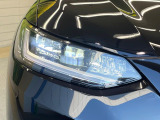 【LEDヘッドライト】悪天候や夜間走行時も良好な視界を確保し安心して運転できる高輝度LEDヘッドライトを装備!点灯速度が早く、消費電力も抑えられています。