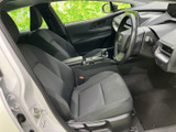 前席は身体を支える形状のシートで、運転席まわりまで見渡しやすい配置です。ドアを開けた際の乗り降りもしやすく、日々の移動を快適に過ごせます。
