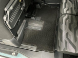 しっかりと汚れ、砂ぼこりを落とし足元まで清潔な車内空間を作り上げております♪