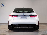 BMWのテールランプはプレスラインへと続く形状のため、統一感のある綺麗なラインを演出しております。