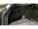 ドアハンドルには握りやすいグリップ形状が採用されています。万一の事故の際など、車内に残された乗員を救出する為、外部からドアを開けやすいようになっています。