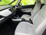 前席は明るいトーンでまとめられ、室内にすっきりとした印象をもたらします。運転席と助手席それぞれに座りやすそうな形状で、前方の見通しにも配慮された、毎日使いやすい空間です。