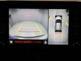 パノラミックビューモニターを装備。駐車場や交差点でクルマを真上から見るように周囲を確認できます。機能の詳細は販売店スタッフまでおたずねください。