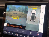 【パノラミックビューモニター】専用のカメラにより、上から見下ろしたような視点で360度クルマの周囲を確認することができます☆死角部分も確認しやすく、狭い場所での切り返しや駐車もスムーズに行えます。