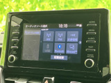 AM・FMラジオ、交通情報、USB、Bluetooth、Miracastが利用でき、画面で音源を確認しながら選ぶことができます。普段の移動から長距離ドライブまで、お好みの音楽や情報を楽しめる装備です。