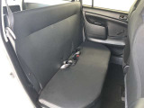 必要に応じて3名乗車可能な後席シートを備えております!リヤはビニール素材を採用し、汚れをサッと拭き落とすことが可能です!