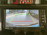 後方の映像とガイドラインを画面に表示し、駐車時に後ろの状況を把握する目安になります。周囲を目視で確認しながら、駐車操作を進められます。