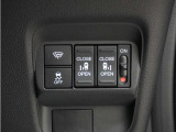 両側パワースライドドア付!挟み込み防止機能によりお子様の乗り降りも安心!車内・車外のドアハンドルからはもちろんのこと運転席スイッチやリモコンキーからも開閉操作が可能で大変便利な装備です!