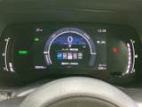 見やすいメーター類で、運転に必要な情報をスムーズに確認できます。洗練されたデザインが、快適なドライビングを演出します。