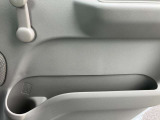 運転席、助手席にはドリンクホルダーと書類などを収めて頂く事が出来るドアポケットをご用意。