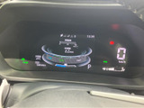 速度や燃料残量、シフト位置など、運転中に確認したい情報がひと目で把握しやすい表示です。走行状況を手軽に確かめられ、日々の運転をサポートします。
