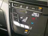 【オートエアコン】一度お好みの温度に設定すれば、車内の温度を検知し風量や温度を自動で調整。暑い&hellip;寒い&hellip;と何度もスイッチ操作をする必要はありません。快適な車内空間には必須の機能ですね♪