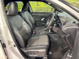 運転席まわりには十分なスペースがあり、大柄な方でもゆったり運転していただける環境です。