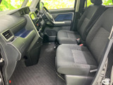 前席は座面にゆとりがあり、落ち着いた色合いのシートが室内になじみます。運転席側まで見通しやすい視界が広がり、助手席の方もくつろぎながら移動時間を過ごせる空間です。