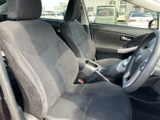 運転席と助手席は身体を預けやすい形状で、落ち着いた色合いが車内にまとまりを与えます。窓からの見通しも確保され、前席でゆったり過ごせる空間です。