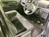 運転席まわりは前方を見渡しやすく、シートと足元にもゆとりを感じる空間です。肘掛けを備えた座席で、日常の移動も落ち着いて過ごせます。