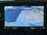 後方の映像を画面で確認でき、駐車時に車両後方の様子を把握するのに役立ちます。周囲の状況を目で確かめながら、ゆっくりと後退操作を行いたい場面で便利です。