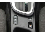 【EVモード】 電気モーターのみを使って走行するモードです。深夜の住宅街、屋内駐車場でエンジン騒音や排気ガスを気にすることなく走行できます。