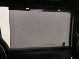 スライドドアのトリム内に、サンシェードを装備。直射日光を遮り、後席の方に快適なひとときを提供します。