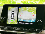 後方の映像に加えて車両周辺を上から見た表示もあり、駐車時の位置確認をサポートします。画面上のガイド表示も活用でき、周囲を確認しながら操作しやすい装備です。